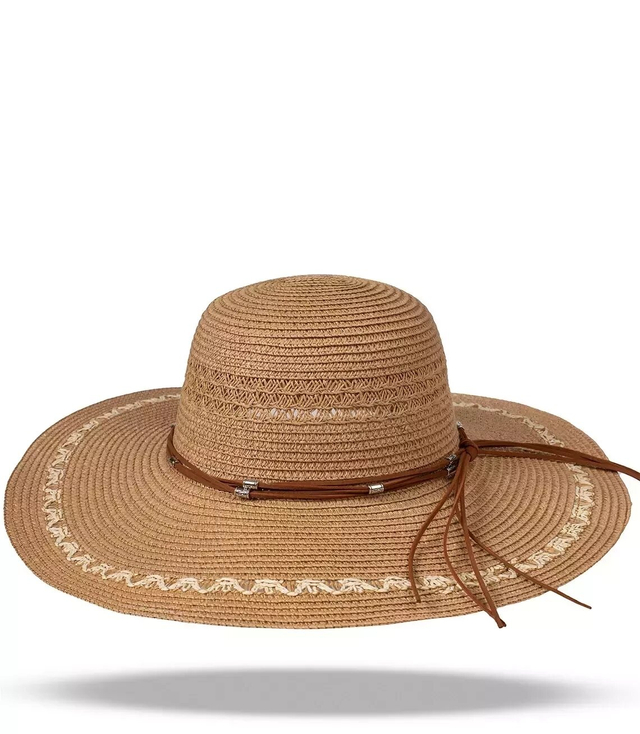 Velký dámský klobouk s širokým okrajem a prolamovaná tanga