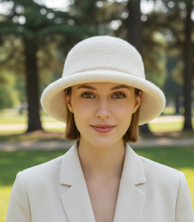 Dámský klobouk z měkké plyšové látky