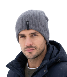 Pletená čepice s nášivkou - styl a pohodlí