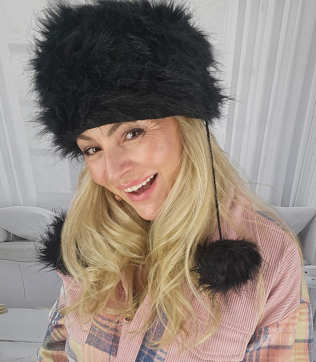 Chlupatá zimní čepice s bambulkami na šňůrkách