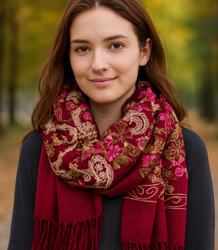 Dámský folklórní šátek s květinovým motivem a střapci